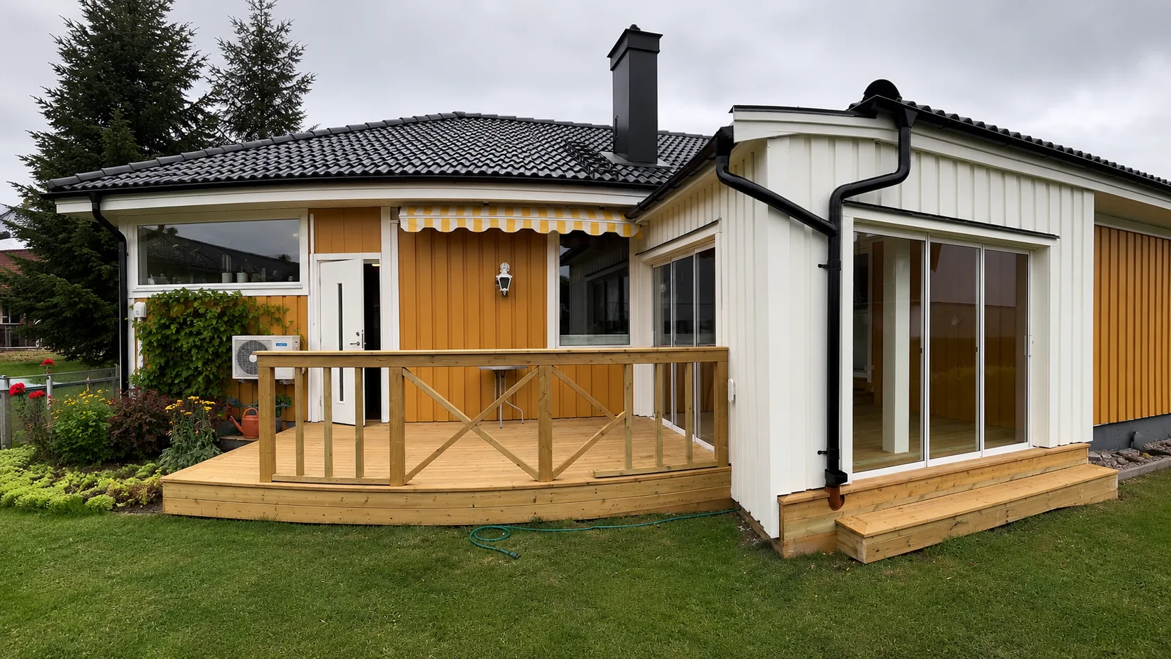 Nybyggd altan i trä med inglasat uterum på villa i Sala